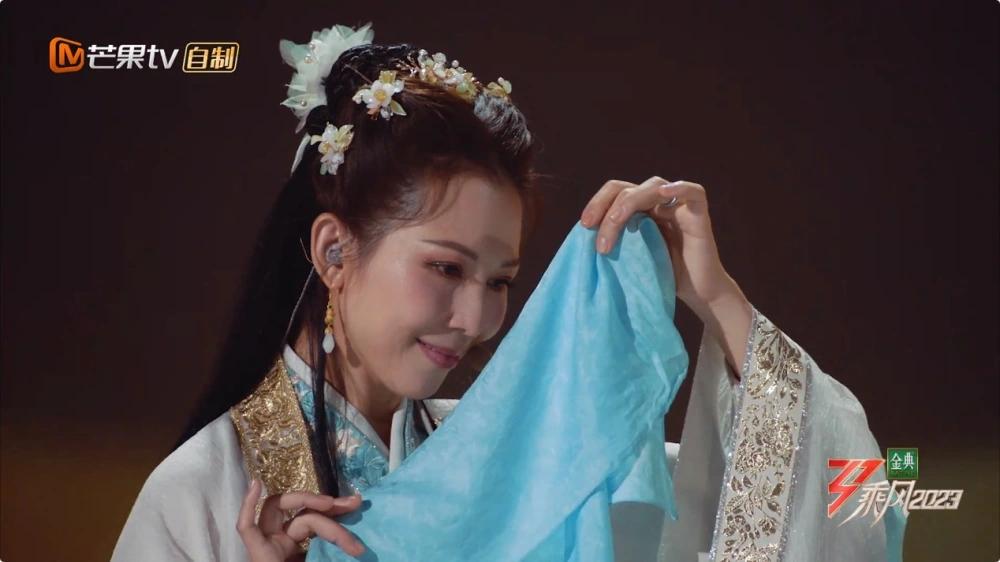 she现场演绎恋人未满ella为什么哭,selinahebeella恋人未满