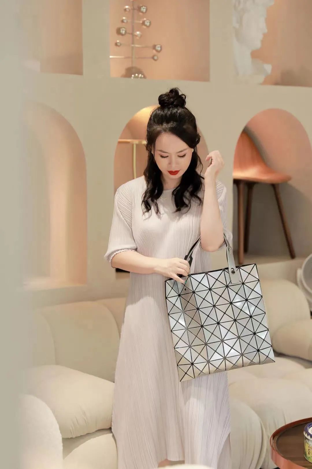 孟晚舟紫色连衣裙,孟晚舟蓝色连衣裙