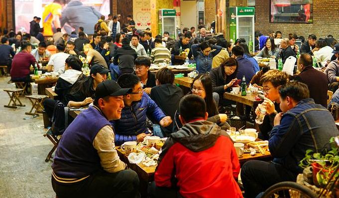 开一家烤肉店真实收入,广西男子开店40万一天只卖100多