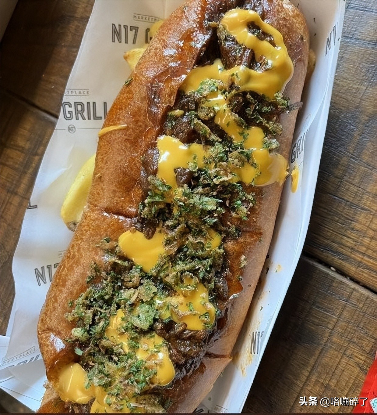 在球场吃美食,吃美食看球赛的地方