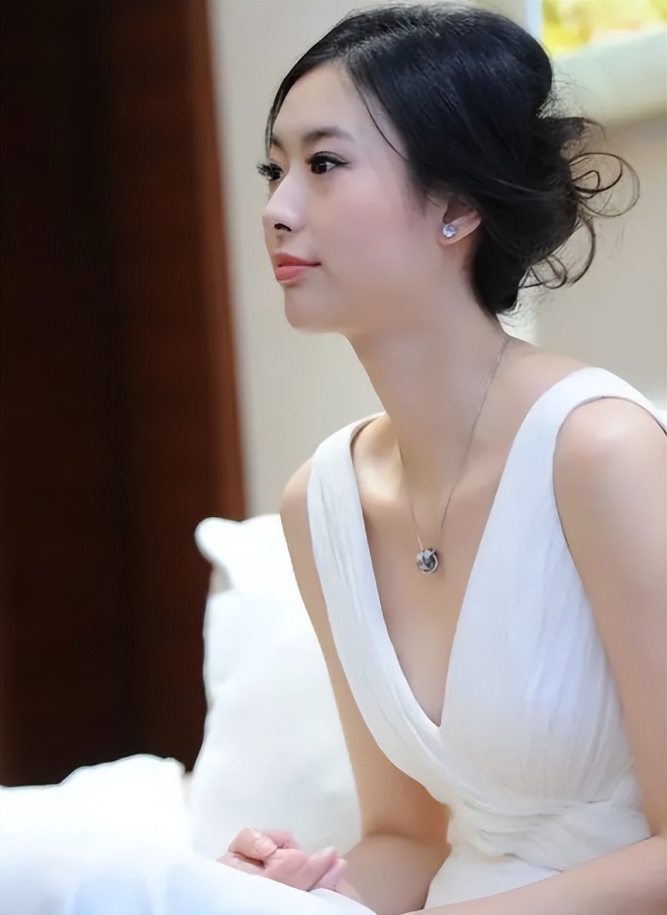 翟凌曾被誉为第一车模,车模翟凌事件