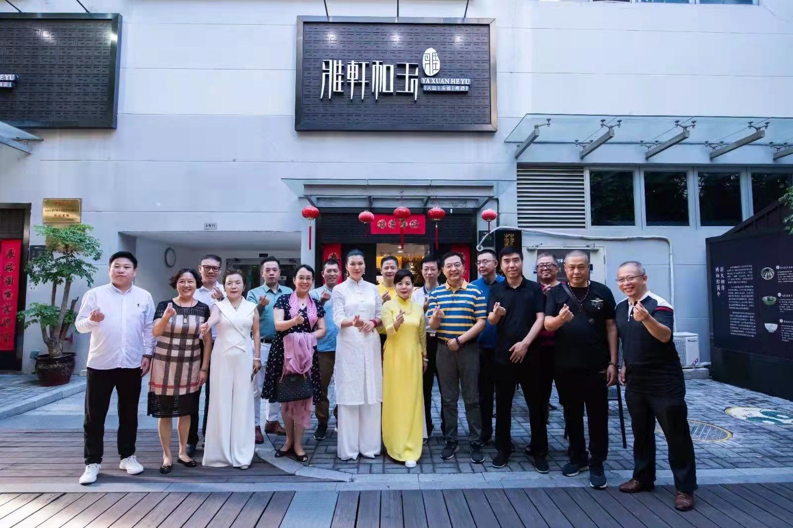 从十八尊晚清青花罗汉瓷塑造像看瓷器*物文**的历史意义