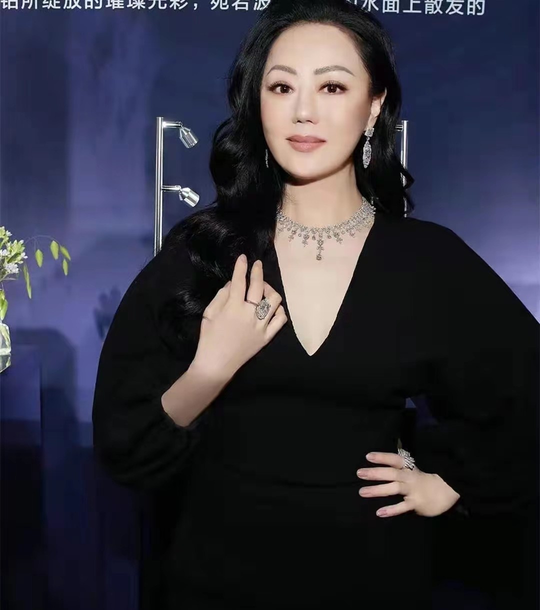 真实镜头下的章小蕙,章小蕙早期街头年轻照片