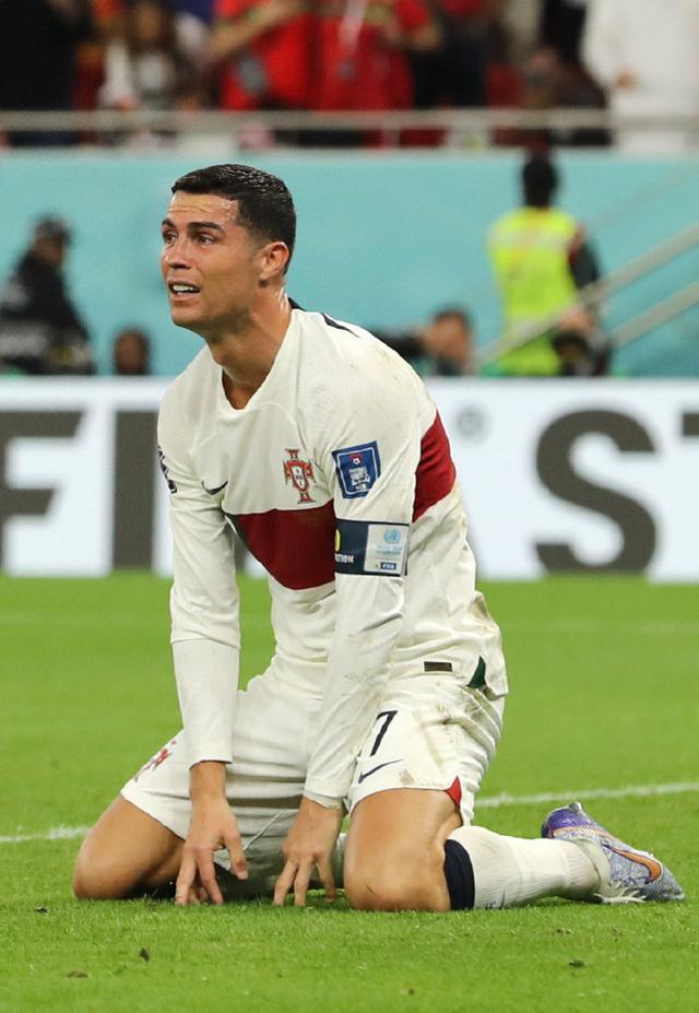 昏暗甬道中C罗无声哭泣的身影，救世主也救不了不信任他的球队