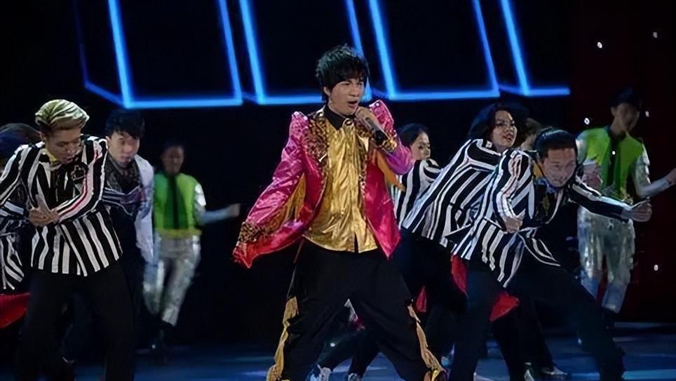 萨顶顶假唱话筒拿反是哪年,萨顶顶假唱话筒拿反作何回应