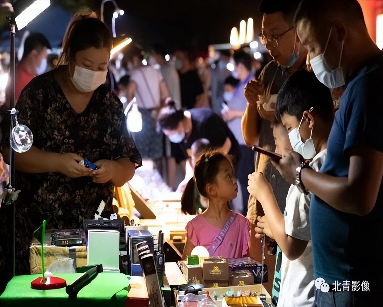 “后备箱经济”火了!90后宝妈摆摊卖泡面,一晚上卖出百碗