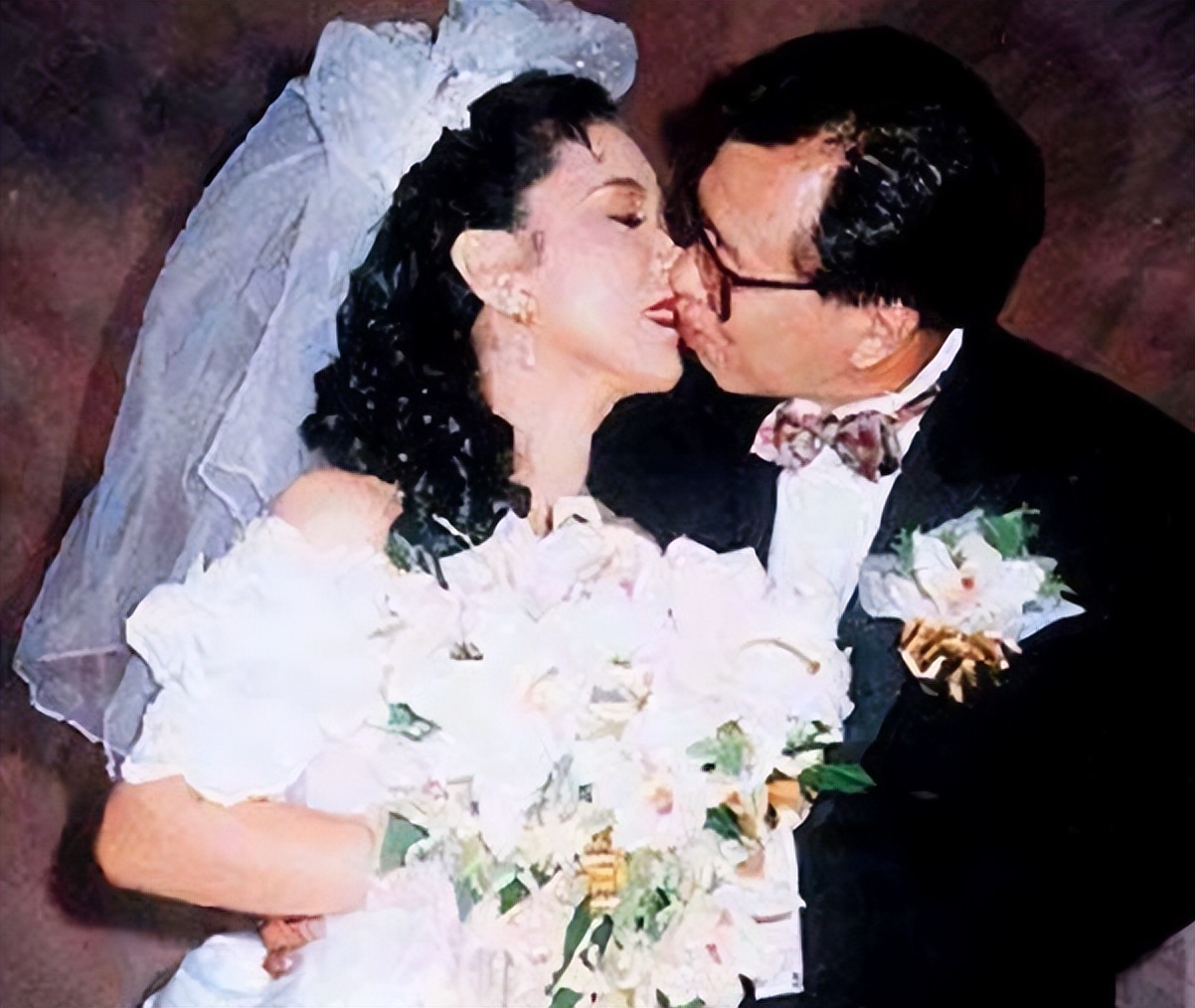 73岁知名港星定居新加坡，三十年前拿到绿卡，斥巨资为爱女开餐厅