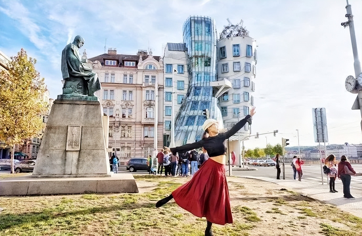 解构主义弗兰克盖里,美国建筑师弗兰克盖里的建筑风格