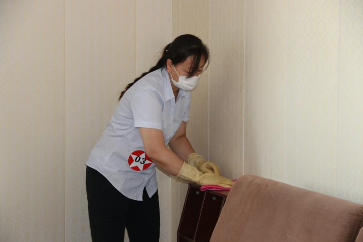 16岁保姆被女人暴打,上海保姆出国受虐待事件