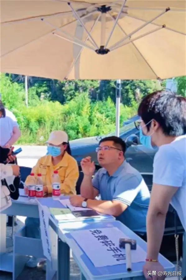 学校摔学生手机处理结果 (学校将学生手机泡水)