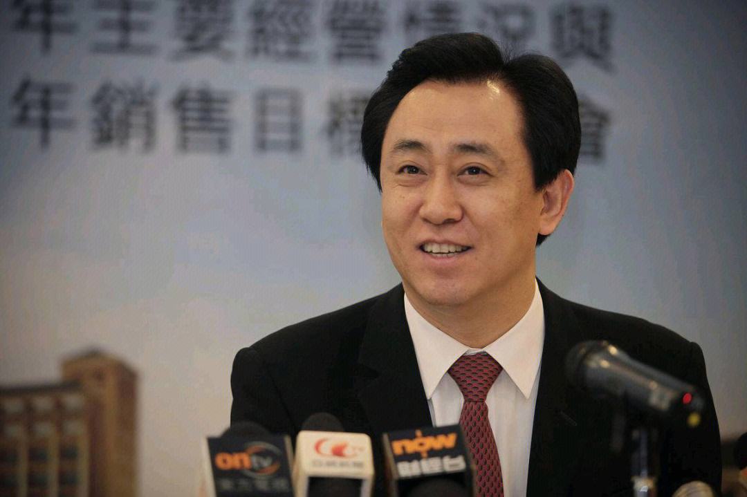 许家印又亏8000亿丝毫不慌,负债两万亿的许家印还能翻身吗