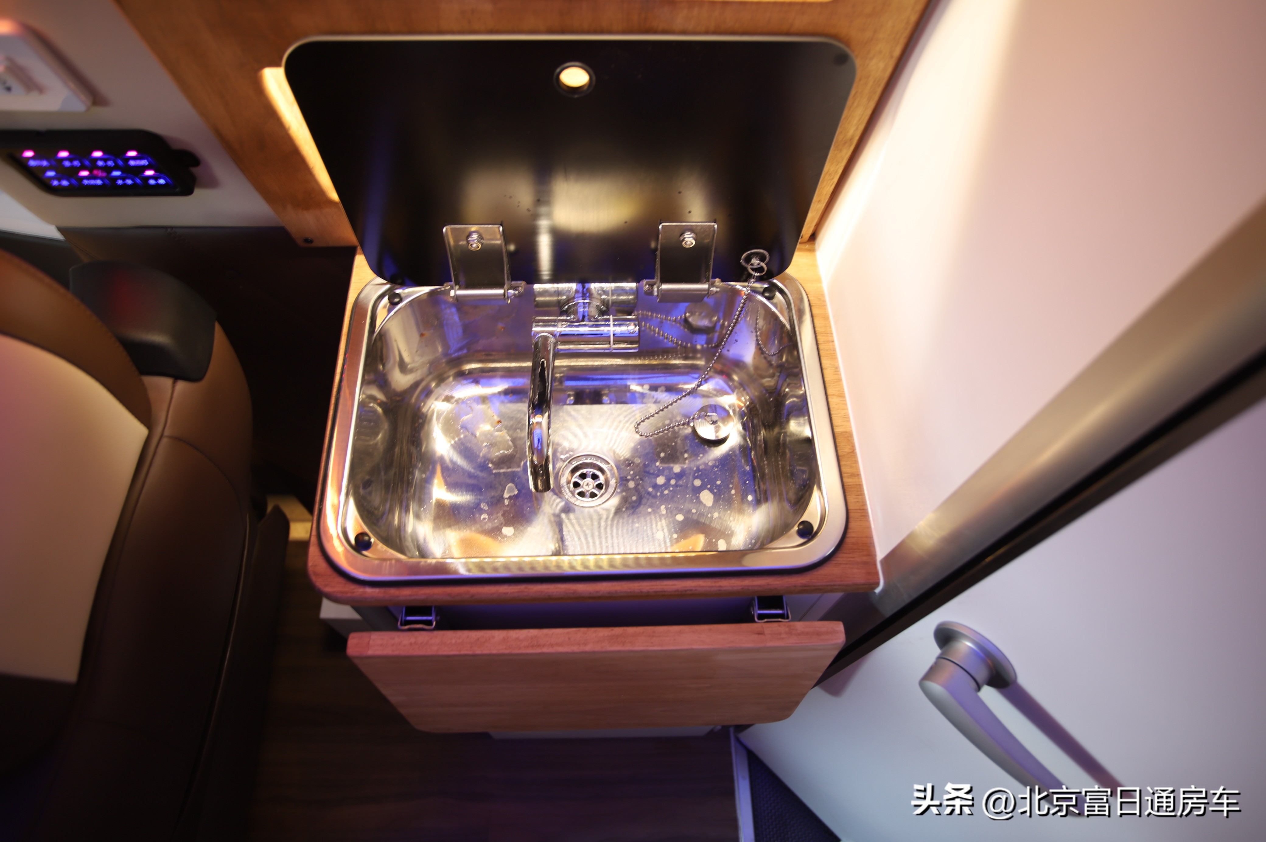 自带全封闭帐篷越野房车,模块化露营房车车长4米重500