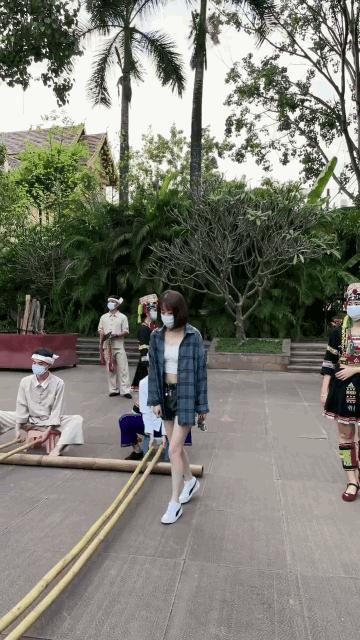 搞笑gif谁这么有才把车开上房顶了,搞笑gif段子这车开出去也太拉风了