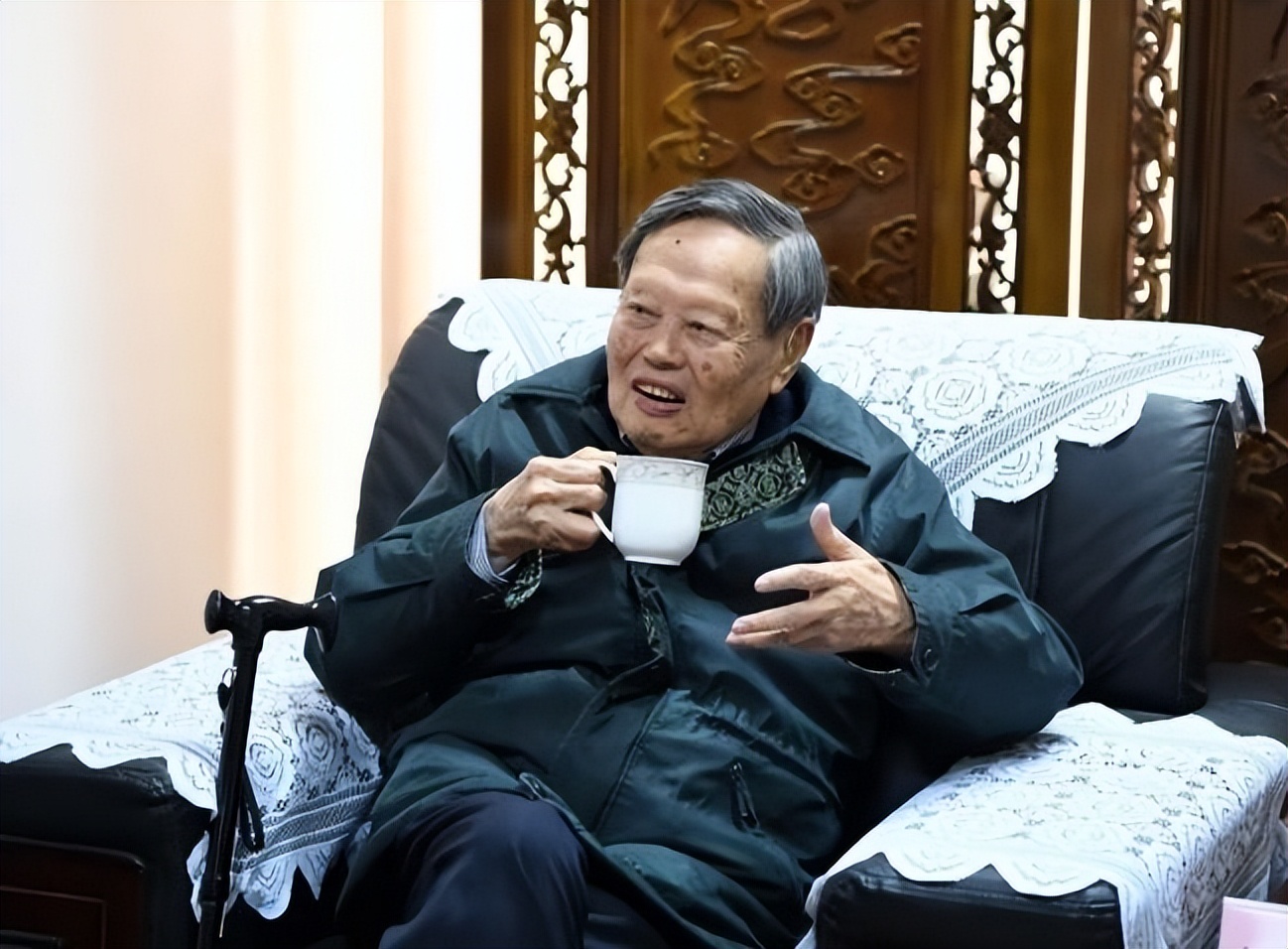 翁帆对95岁杨振宁有多少爱情,翁帆把杨振宁照顾得很好