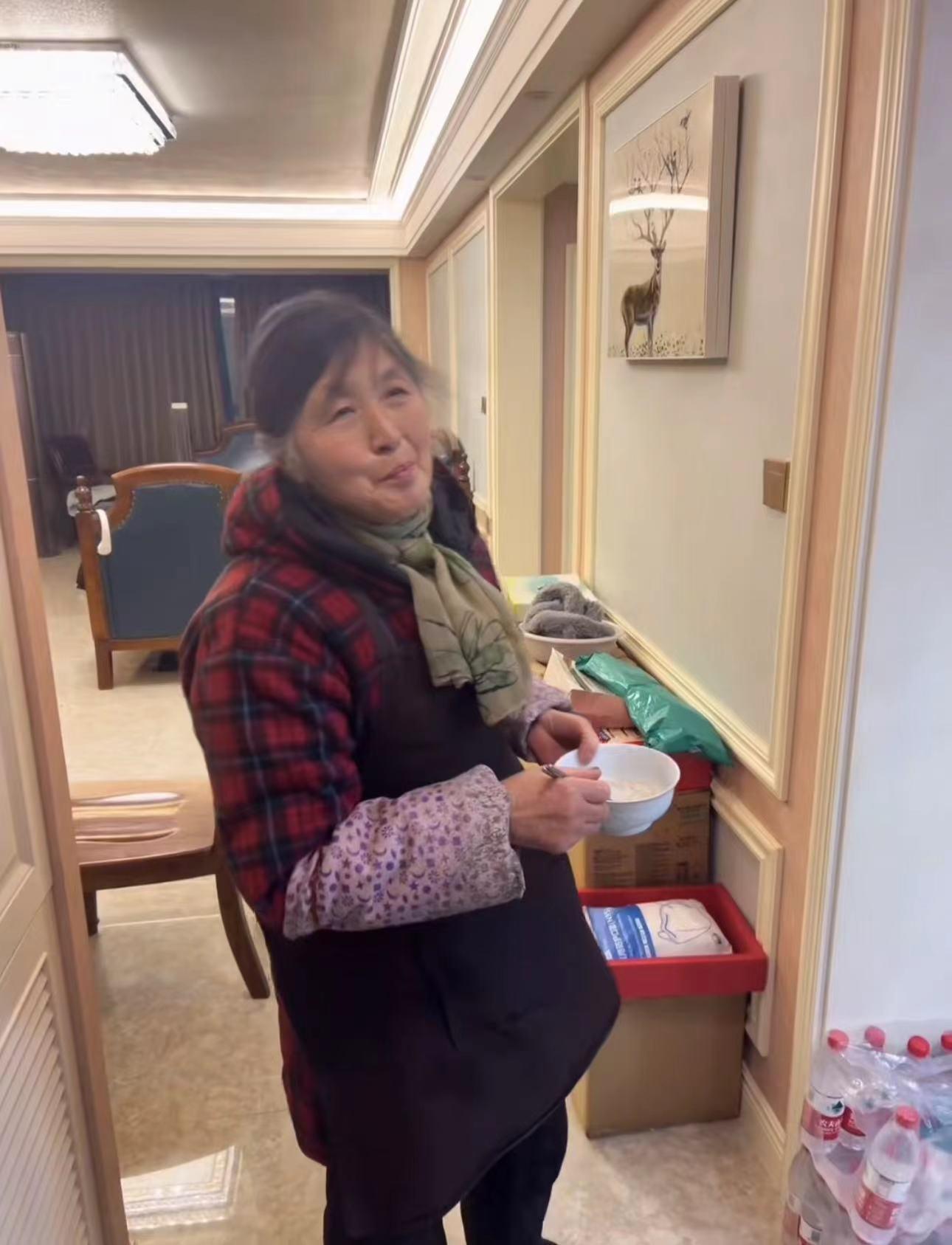 40岁演员无戏拍卖鱼近一年!路边摆地摊满身污垢,称喜欢现在生活