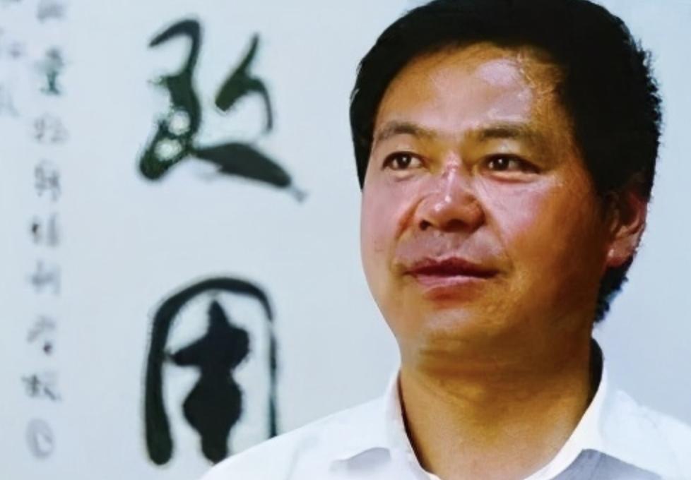 某校长拥有351套房产，出轨后当众掌掴原配，把三个女儿送进监狱