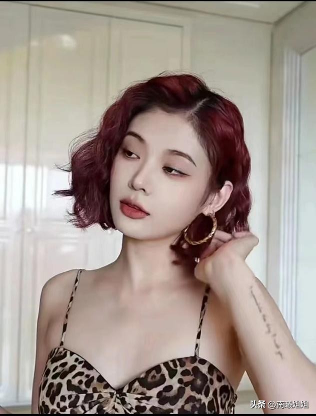 到老都优雅的女人不会“烫羊毛卷”，换上这3种发型，更时尚洋气