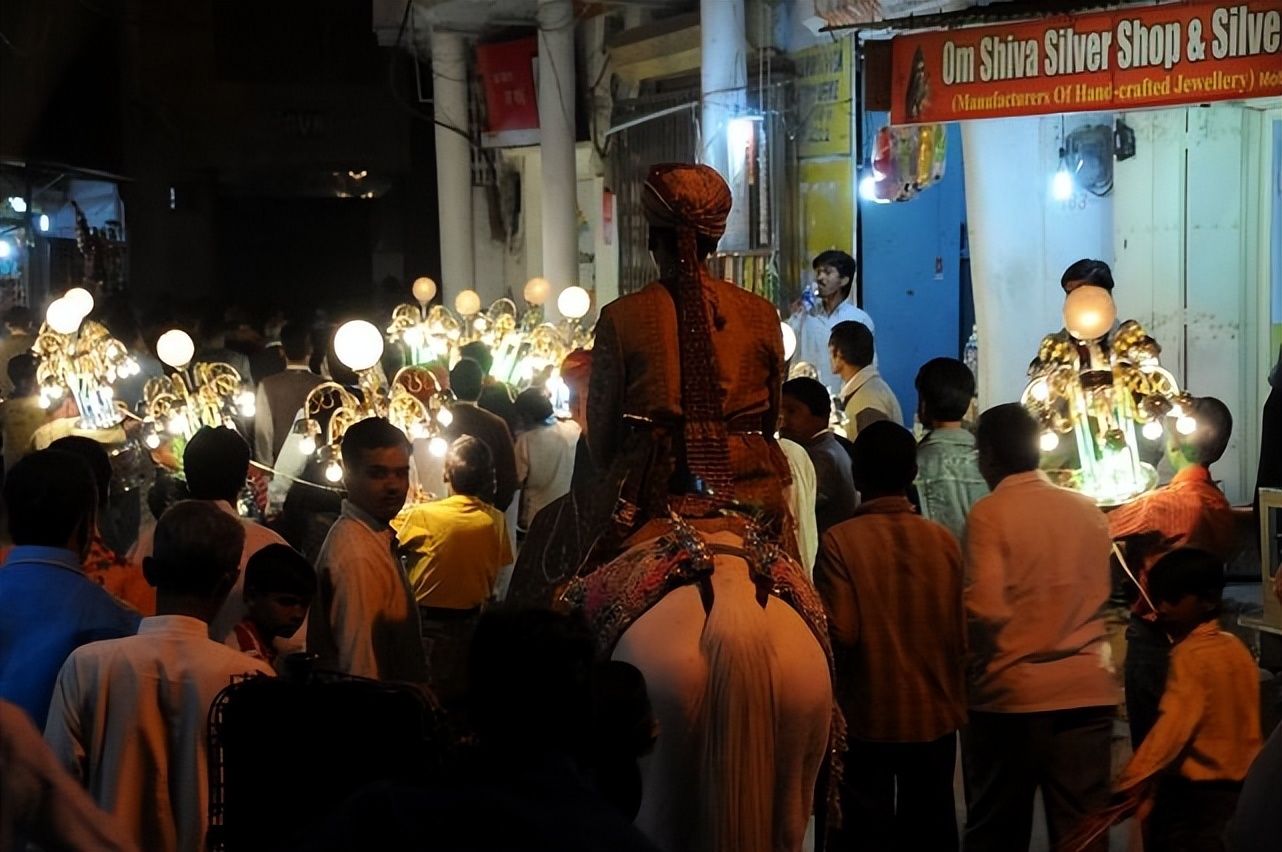 新郎接亲路上斗舞,新郎接亲舞蹈眉飞色舞