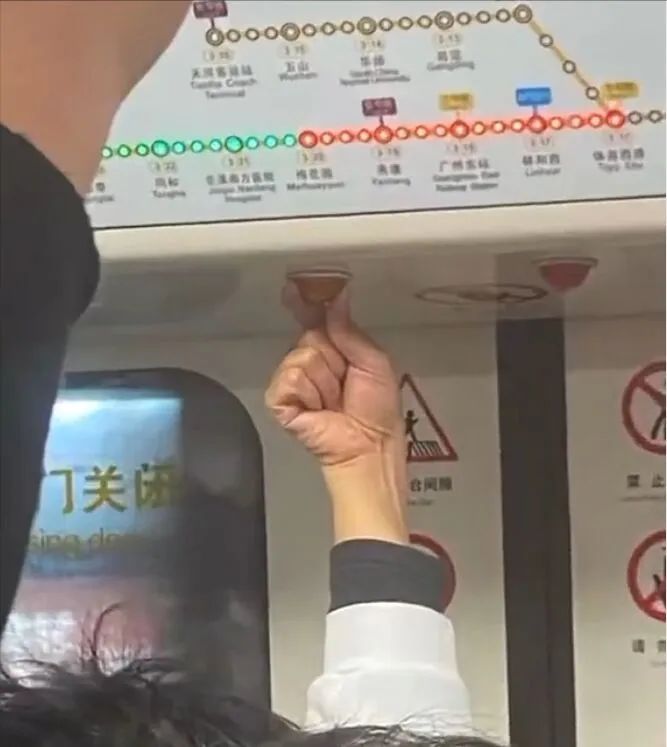 高峰期的地铁是来“抢劫”的吧