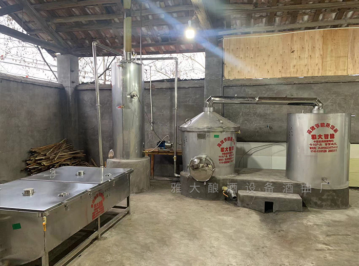 烧柴火酿酒设备小型家用,农家柴火灶纯粮酿酒