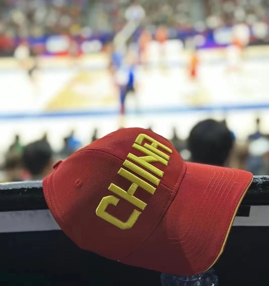 霍启刚郭晶晶恩爱,霍启刚晒家人外出合照郭晶晶抱花