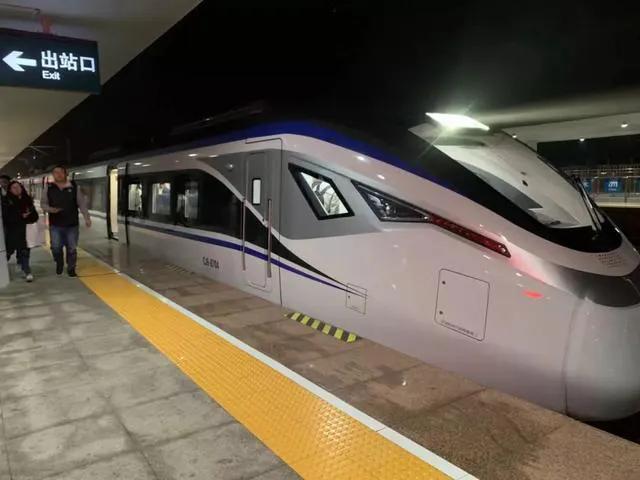 高铁乘坐舒适度比火车好多了,高铁与卧铺哪个更舒服