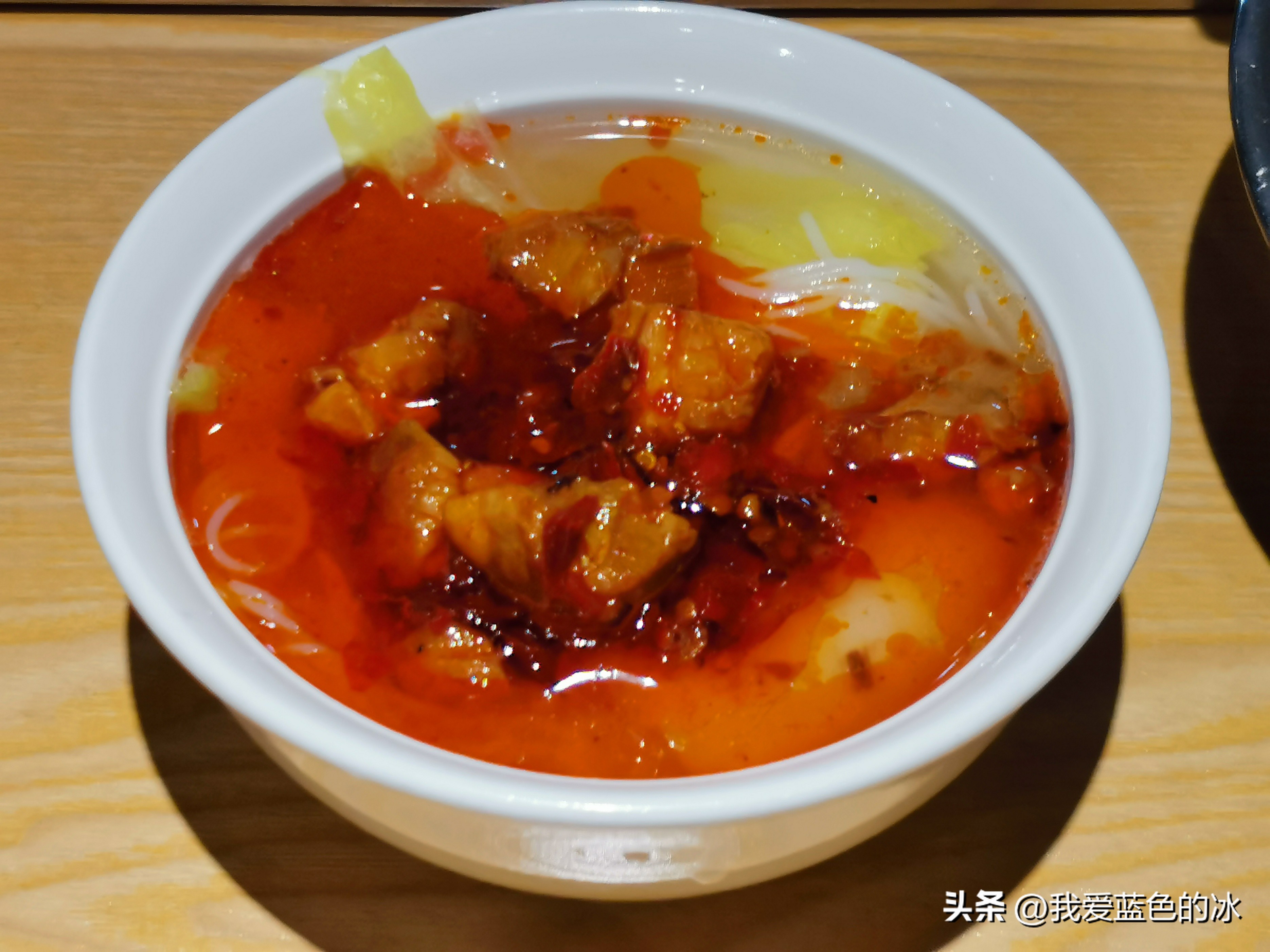 在遵义的第二天早餐，有多少人认识这个罐子里的绿色渣渣是什么？