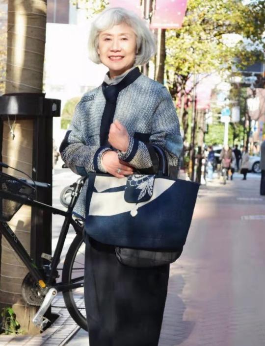 中年女人烫羊毛卷老气吗,40岁女人短羊毛卷发配什么穿着