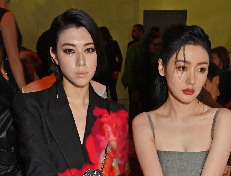 巴黎时装周众星翻车，黄圣依女仆装老态纵横，章子怡奶奶装认不出