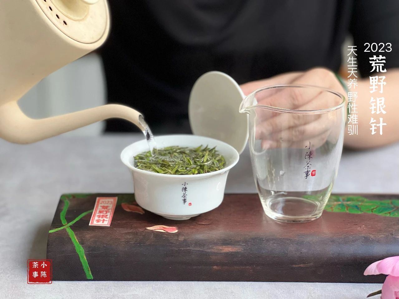 白茶白毫银针与白牡丹哪个好,白茶是买白毫银针还是寿眉牡丹王