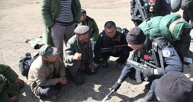 武警队长抓捕恐怖分子,暴恐分子袭击矿工