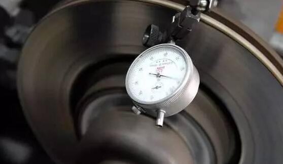 一踩刹车滋滋响怎么解决,踩刹车后面有咯噔异响怎么办