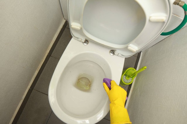 马桶刷子断了堵在蹲坑里面怎么办,马桶刷子断了卡在马桶里面怎么办