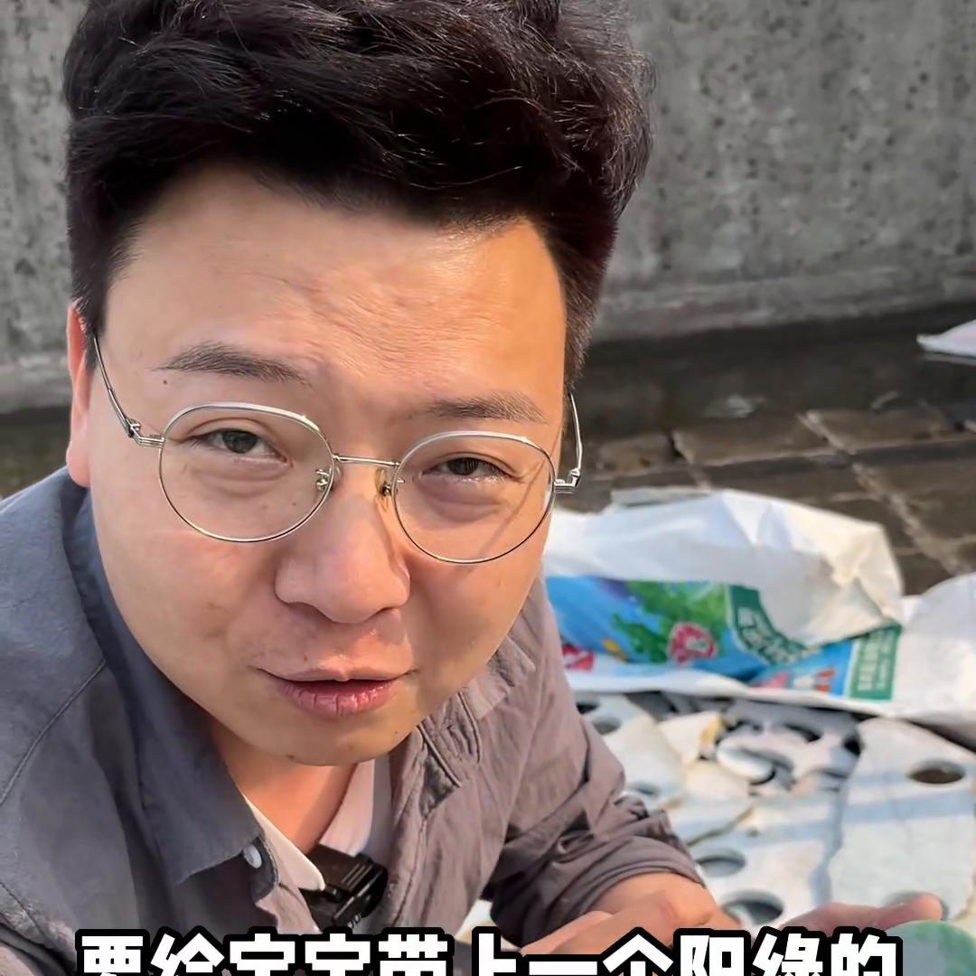 哪种紫色的翡翠手镯最好,淡淡的紫色的翡翠手镯