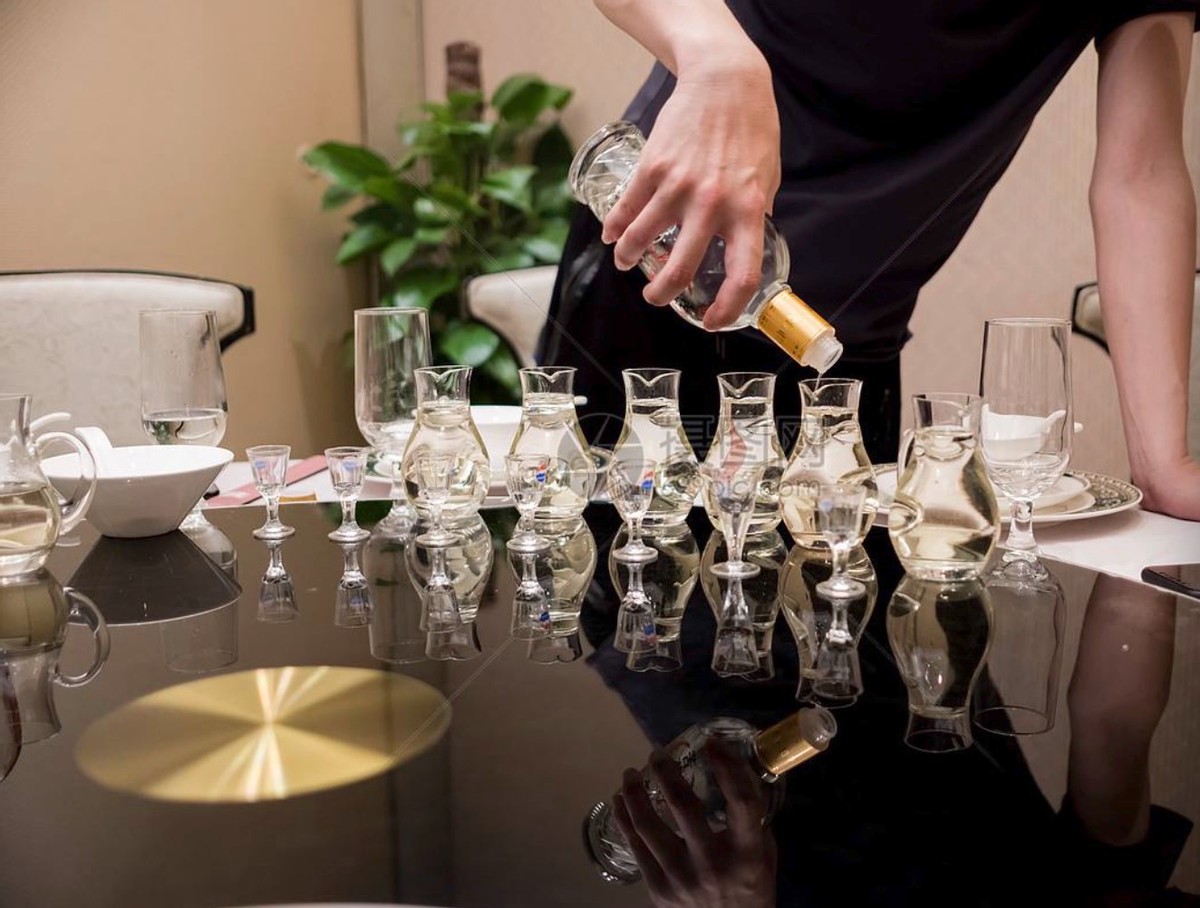 红星二锅头，黄盖玻汾和绿脖西凤，哪个好喝？听听老酒友怎么说