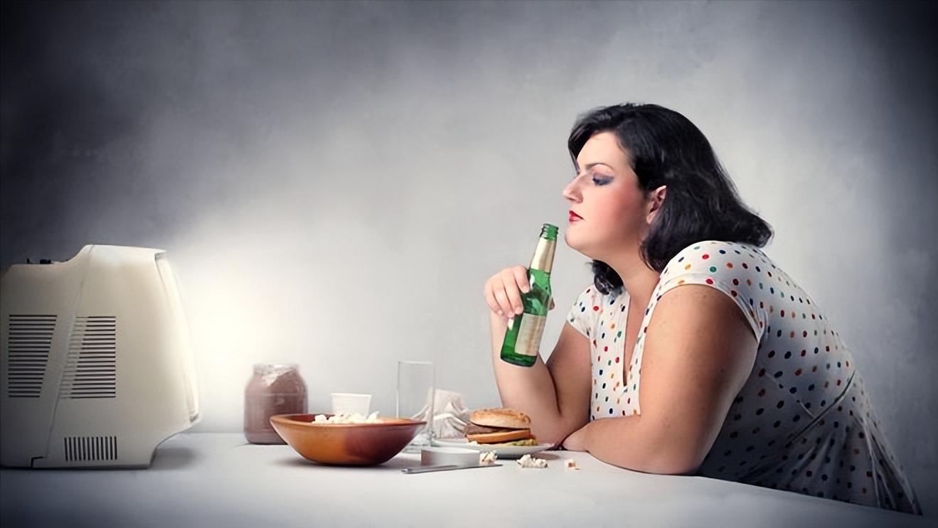 睡前吃夜宵凌晨肚子饿为什么,吃宵夜和饿肚子哪个危害大