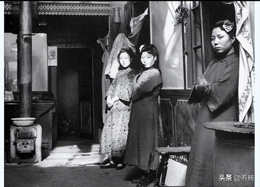 【晚清风情展】30张老照片展现花楼女子媚态，丰乳肥臀