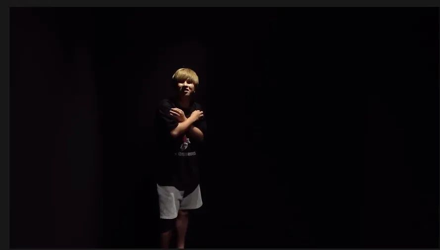 日本小哥在身上涂油漆,小哥把世界上最黑的颜料涂在身上