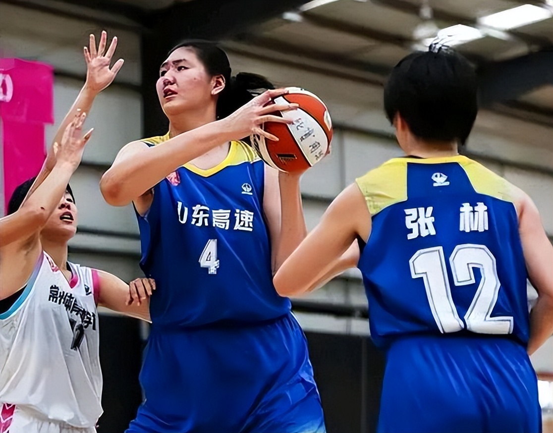 2米27的张子宇20分,中国女篮新星张子宇脚多大