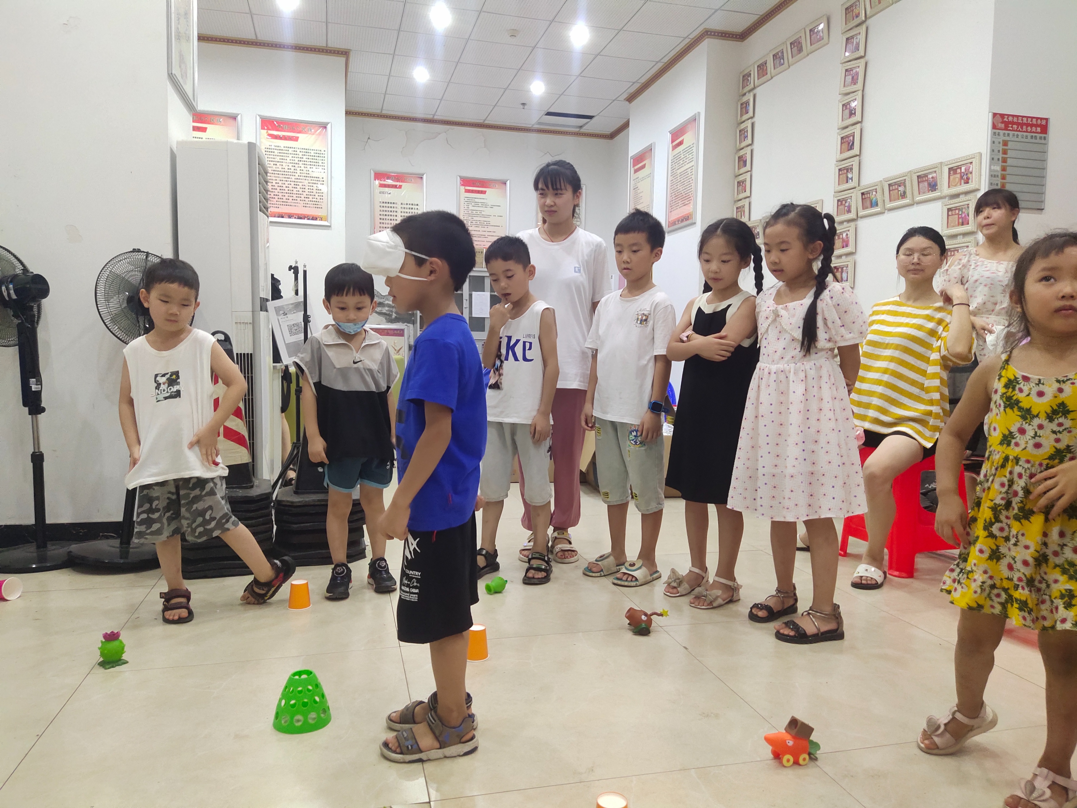 社区开展青少年剪纸制作灯笼活动,社区开展剪纸制作灯笼活动