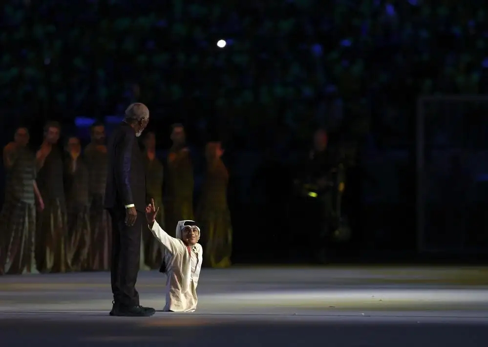 卡塔尔半身男孩背后故事,卡塔尔半身少年开幕式