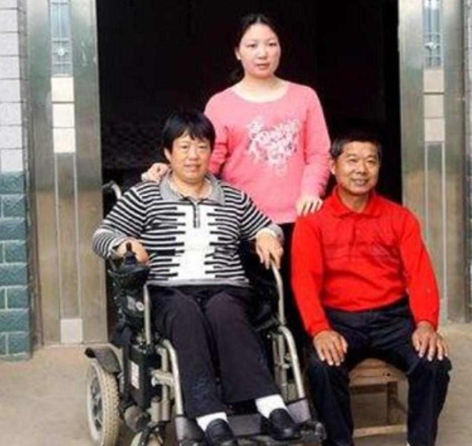 女儿结婚途中遇车祸，隐瞒26年未回娘家，男子做了26年未婚夫