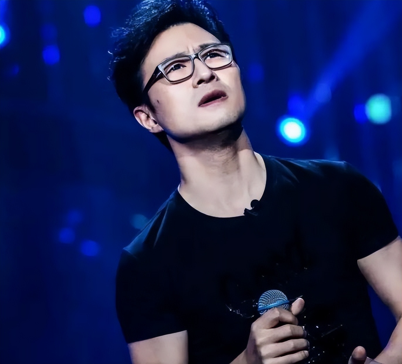 荒唐！演唱会门票炒到2W多，临开场也不降价，现场大片空位！