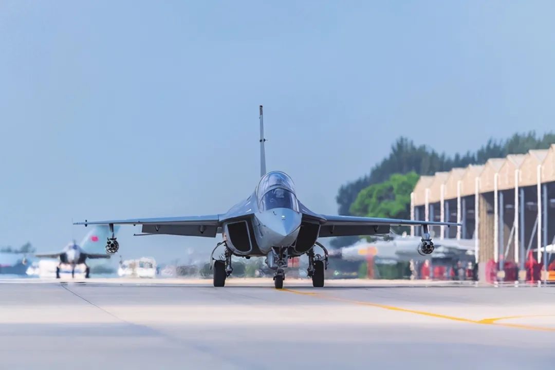 l15猎鹰舰载机版,l15猎鹰教练机和枭龙的性能比较