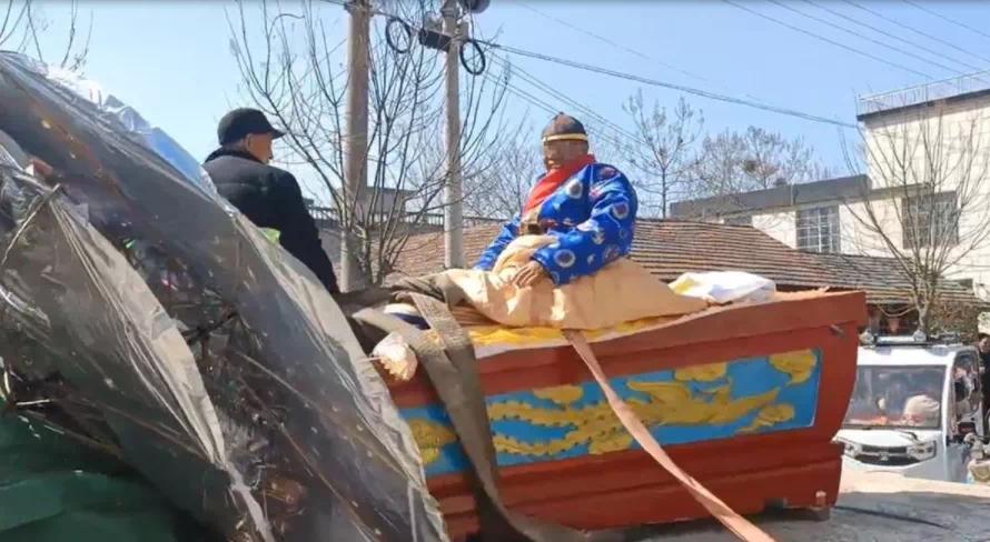 发小卡片被异地警察抓获,民警开车抓小卡片