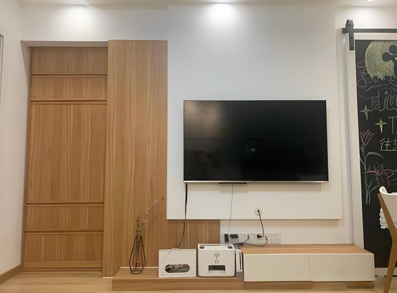 电视挂墙好，还是放电视柜上好？其实二者的区别很大，大家要注意