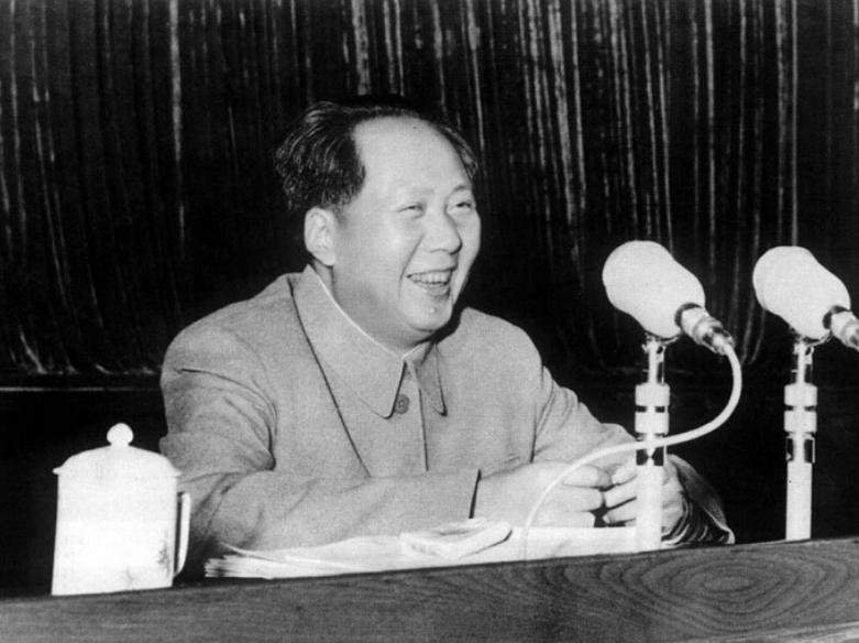 1949年，众人力劝毛主席搬进中南海，毛主席：我不搬，我不做皇帝