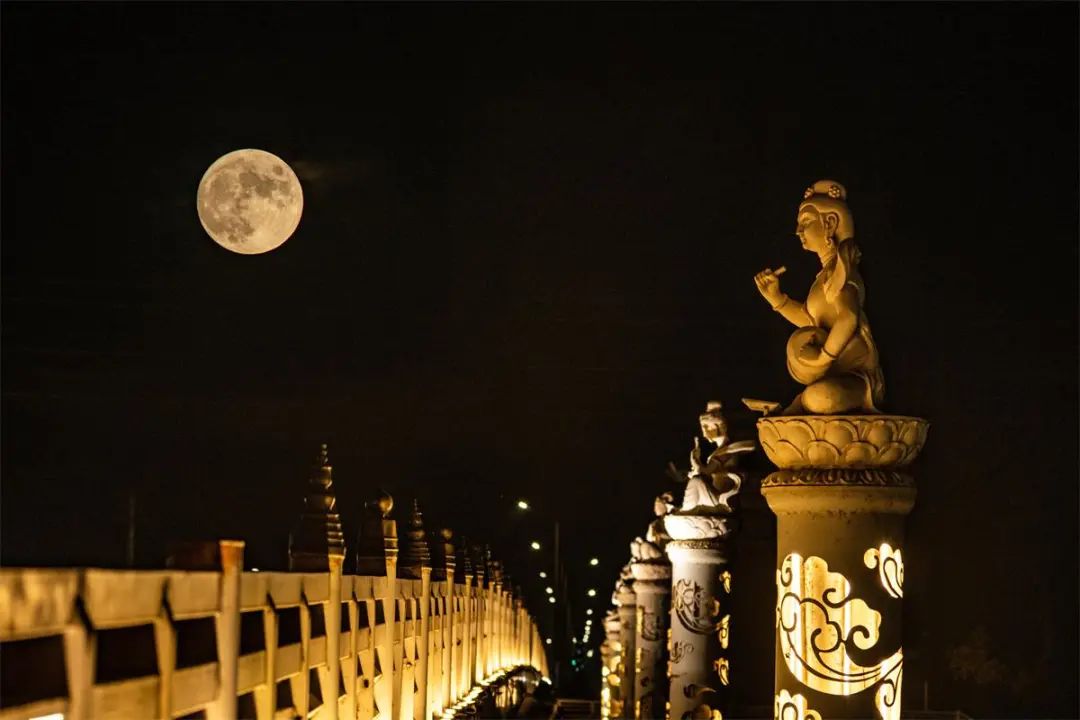 【美景敦煌】敦煌，一轮超级圆月悬挂夜空