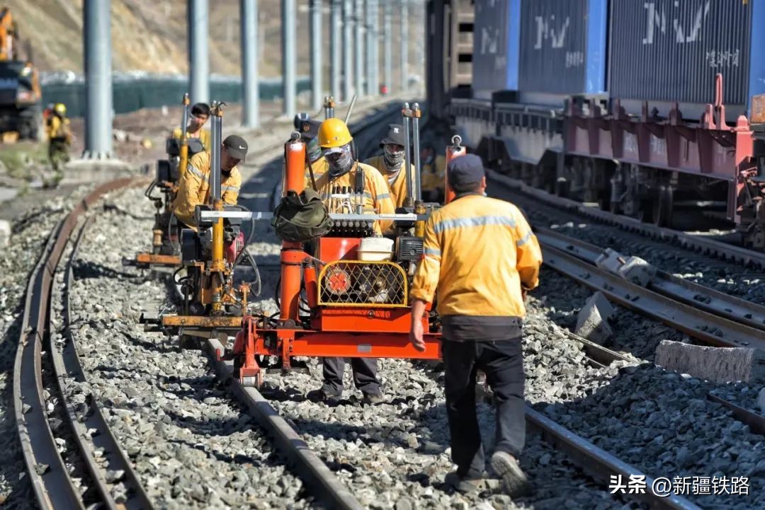 钢轨也会“中暑”？不怕，他们有招法！