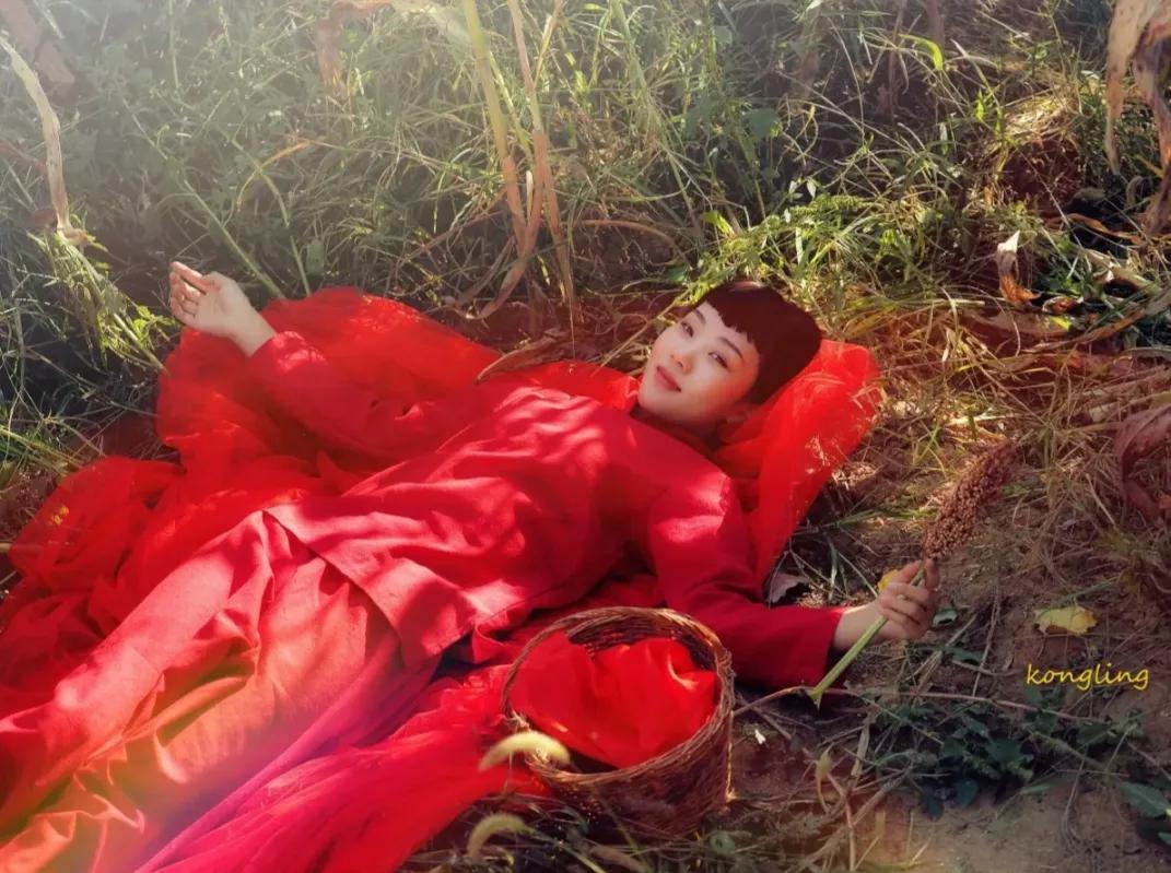 白狗秋和莫言的照片,莫言的白狗荡秋千